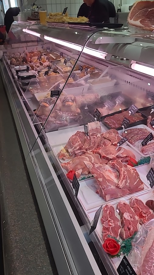 Le comptoir réfrigéré de la Boucherie des Lacs, viandes fraîches présentées en vitrine