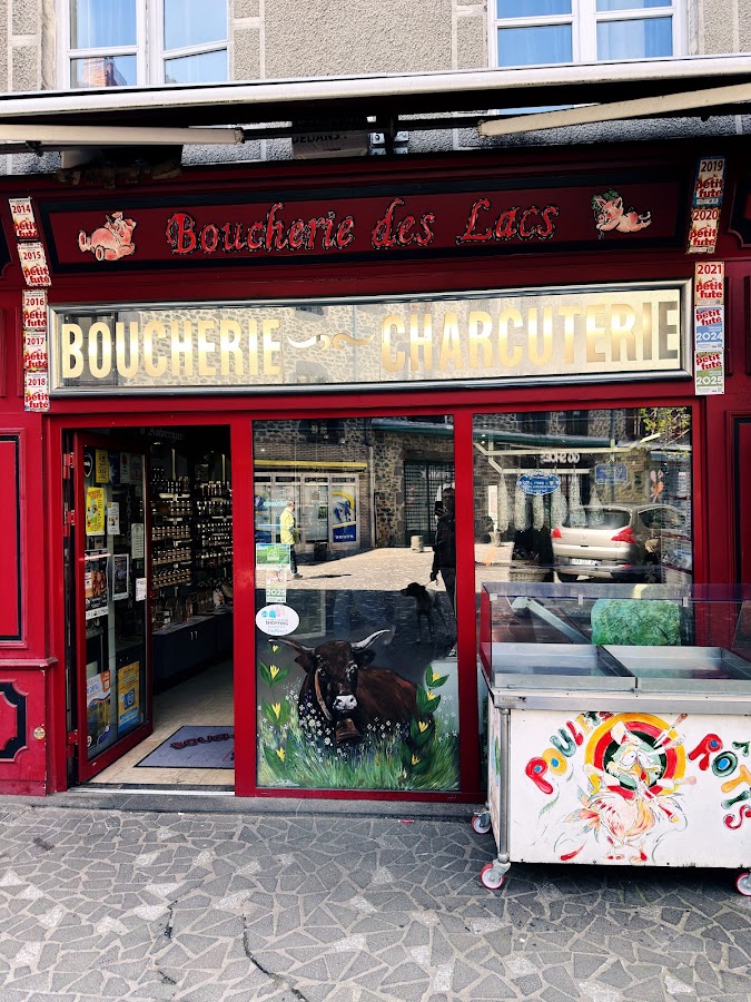 La devanture rouge de la Boucherie des Lacs, 17 rue des Lacs à Saint-Flour